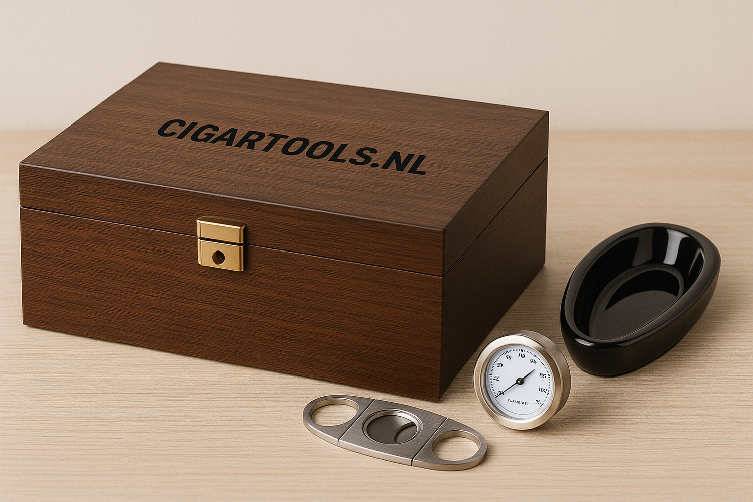 Donkerhouten humidor met de tekst 'CIGARTOOLS.NL' op het deksel, geplaatst op een lichte houten ondergrond. Naast de humidor liggen een roestvrijstalen sigarencutter, een ronde hygrometer en een glanzend zwarte asbak.