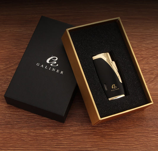 jetflame aansteker zwart en goud op tafel