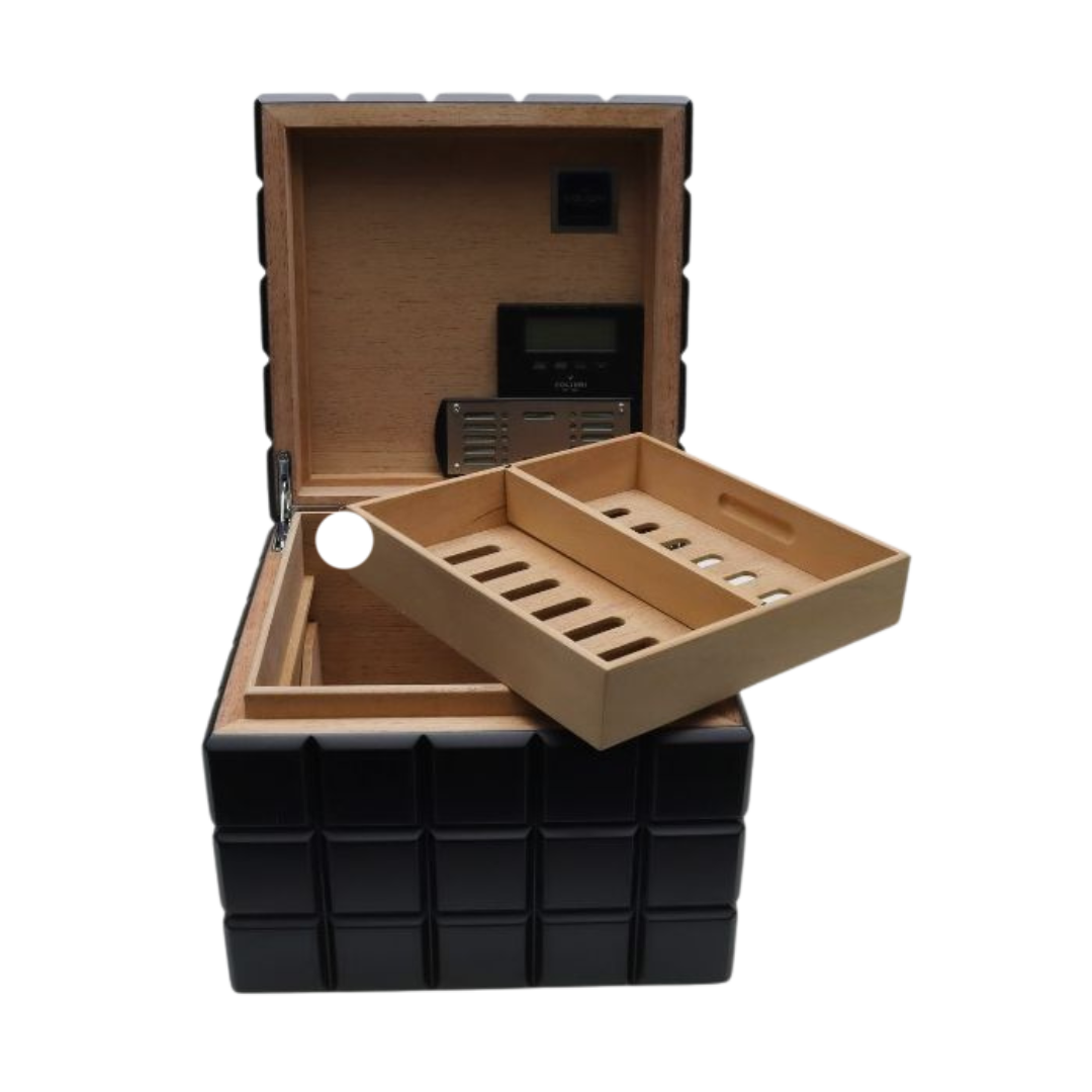 Colibri Heritage Cube Humidor Black open met cedar binnenkant, digitale hygrometer en uitneembare tray