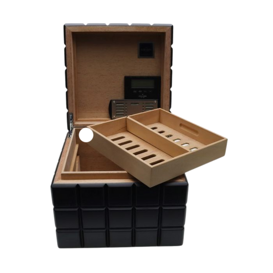 Colibri Heritage Cube Humidor Black open met cedar binnenkant, digitale hygrometer en uitneembare tray