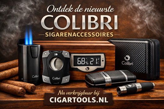Colibri sigarenaccessoires, inclusief luxe aansteker, sigaar cutter, digitale humidor en reisopslag, gepresenteerd op een houten tafel met sigaren en warme verlichting. Nieuwe collectie nu beschikbaar bij Cigartools.nl.